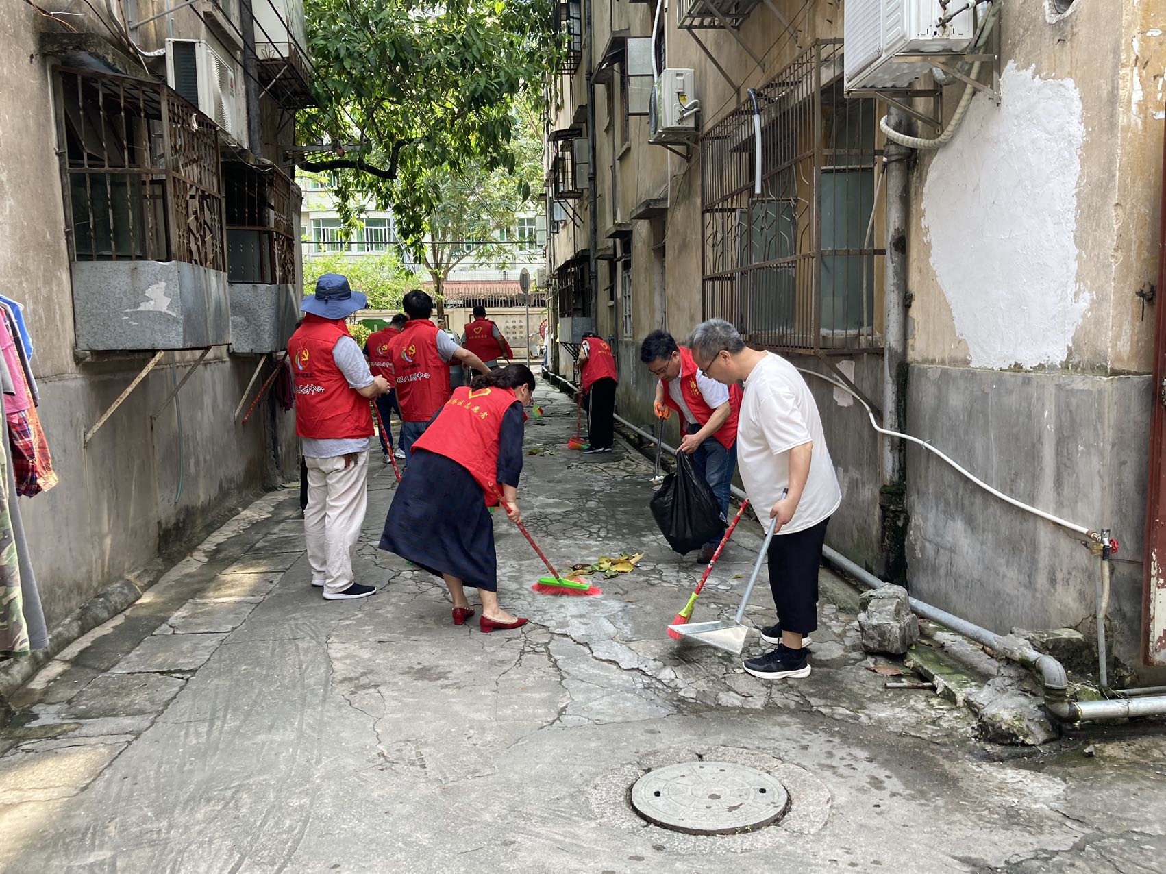 马克思主义学院教师党员到桥东东湖社区开展助力潮州市创卫
